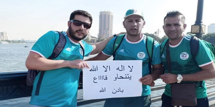 صورة ترحيل ثلاثة مشجعين جزائرين من مصر لهذه الأسباب
