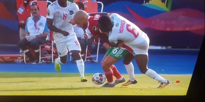 صورة بالفيديو.. اللقطة التي أثارت الجدل في مباراة المغرب وناميبيا