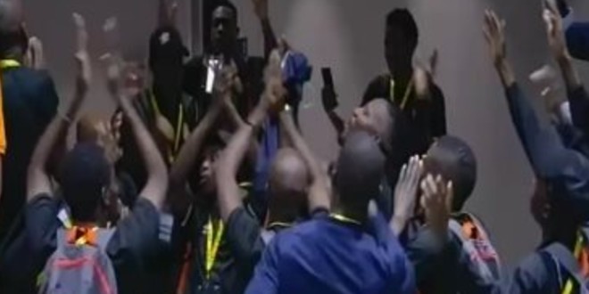 صورة منتخب زيمبابوي يدخل استاد القاهرة بطريقة غريبة(فيديو)
