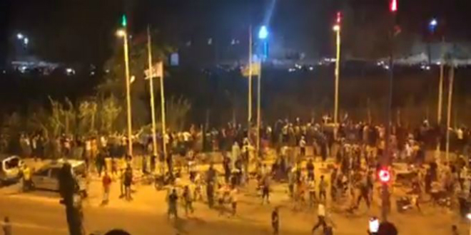 صورة مغاربة يشاركون الجماهير الجزائرية احتفالاتهم بمنطقة بين جراف- فيديو