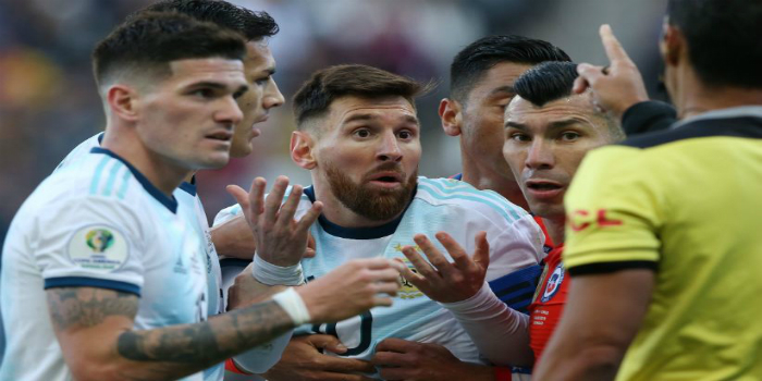 صورة الأرجنتين تنتصر على تشيلي بثنائية في مباراة شهدت طرد ليونيل ميسي
