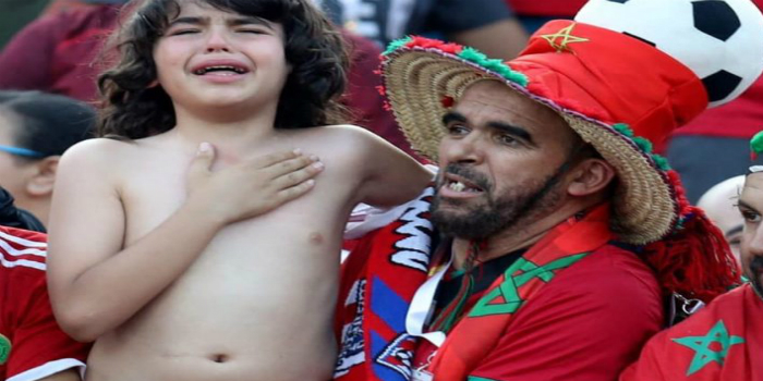 صورة أصغر مشجع مغربي يتحصل على جائزة في مباراة الأسود أمام جنوب إفريقيا