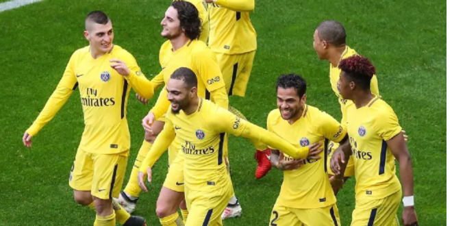 صورة باريس سان جيرمان يغرم لاعبيه بسبب “الشيشة”