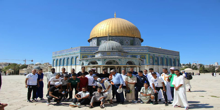 صورة لاعبو الرجاء يؤدون صلاة الجمعة بالمسجد الأقصى