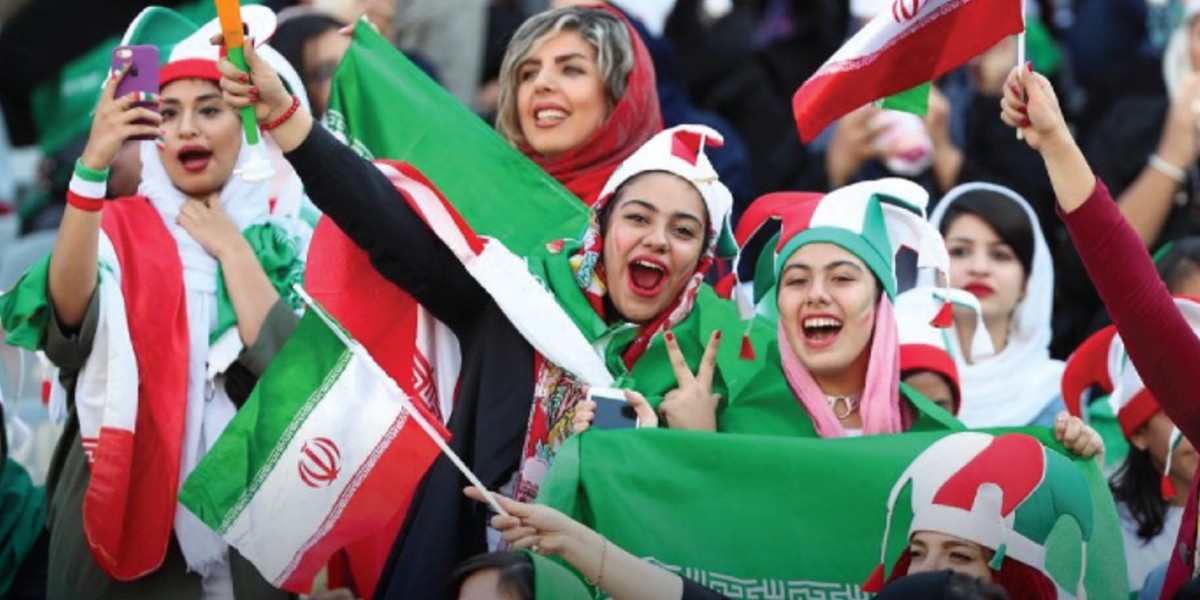 صورة إيران تستجيب لطلب “الفيفا” وتمكن النساء من ملاعب كرة القدم
