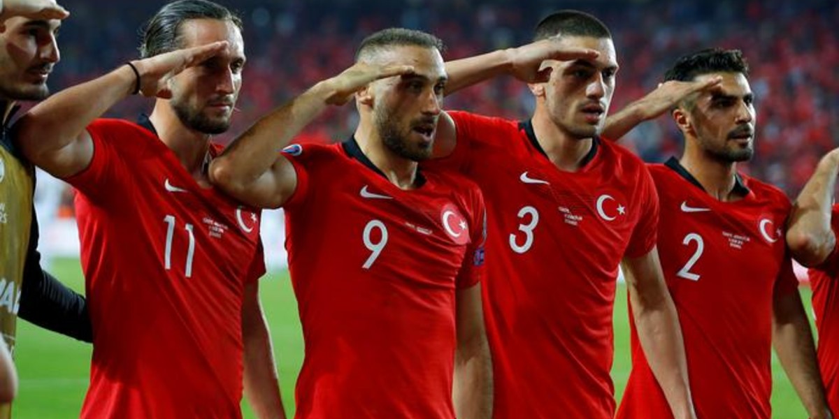 صورة لمن أدى لاعبو المنتخب التركي التحية العسكرية؟