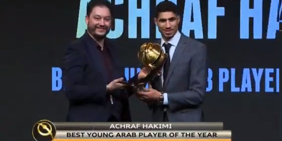 صورة حكيمي يتوج بجائزة أفضل لاعب عربي شاب