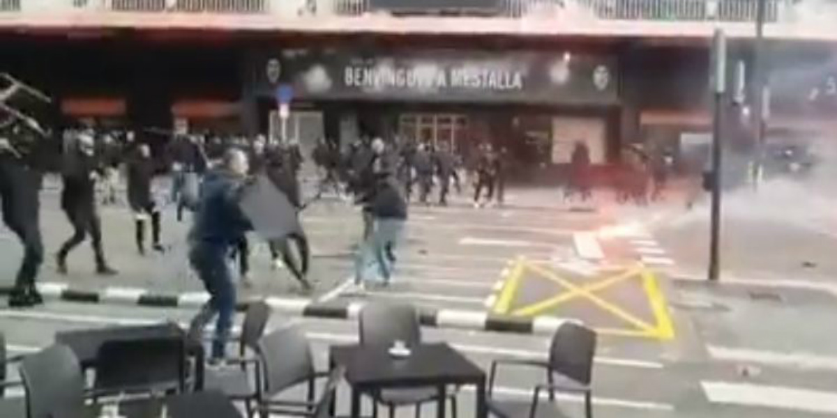 صورة اشتباكات عنيفة بين أنصار برشلونة وفالينسيا- فيديو