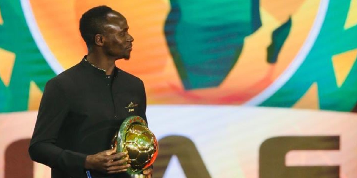 صورة ماني يتوج بجائزة الكرة الذهبية الإفريقية