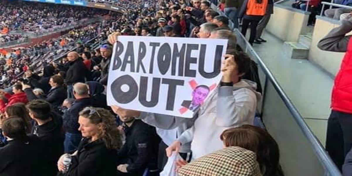 صورة جماهير برشلونة ترفع المناديل البيضاء وتطالب بارتوميو بالرحيل