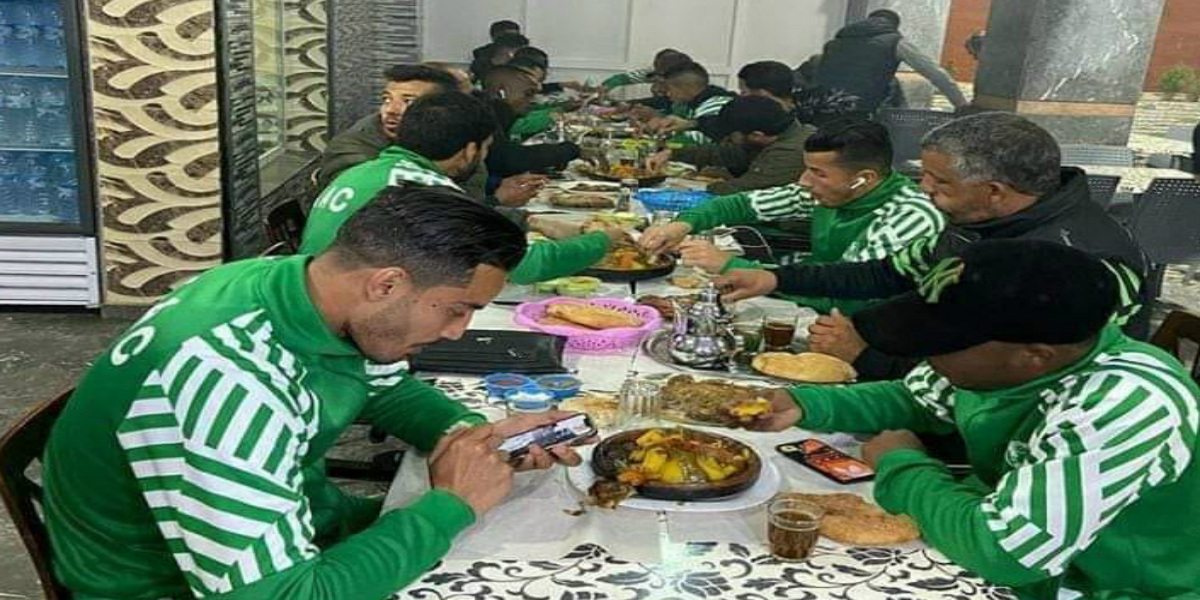 صورة صورة لاعبو النادي القنيطري وهم يتناولون “الطاجين” تثير السخرية