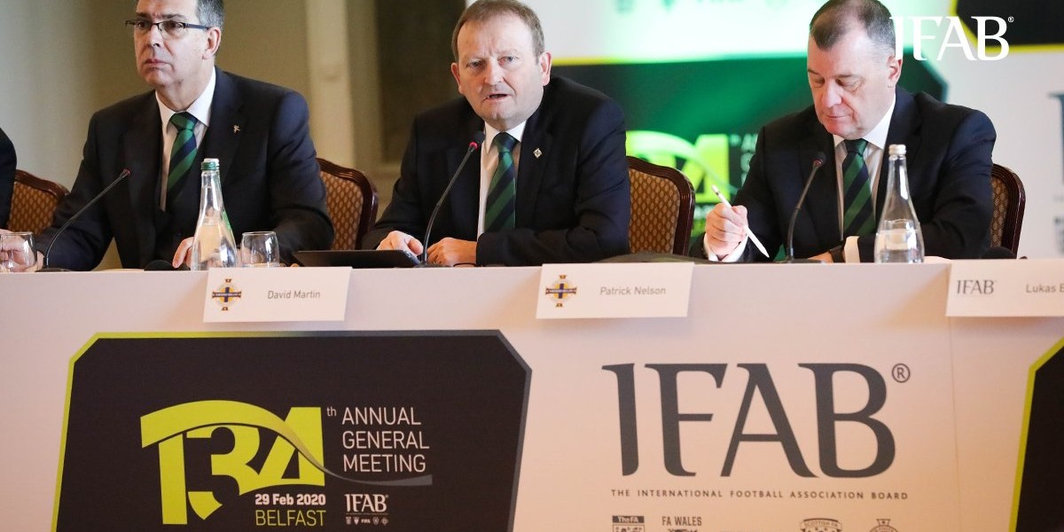 صورة “IFAB” يمدد العمل بقانون خمس تبديلات حتى 2021