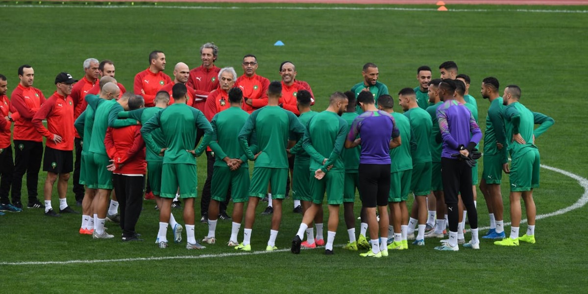 صورة دولي مغربي يخضع للفحص الطبي رفقة جميع زملائه بعد إصابة رئيس فريقهم بـ”كورونا”