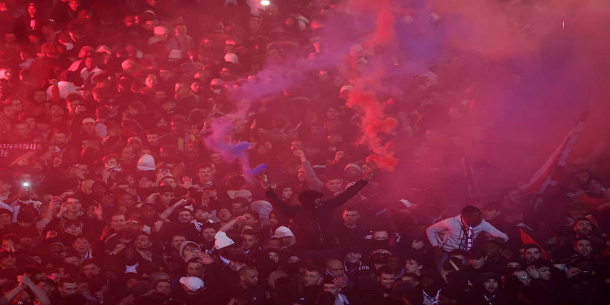 صورة بسبب “كورونا”.. أنصار باريس سان جيرمان يساندون فريقهم من خارج الملعب- فيديو