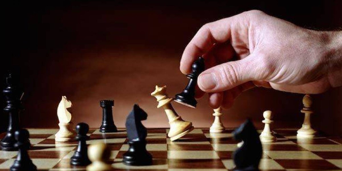 صورة تتويج مغربي في الماراثون الدولي للشطرنج الخاطف عن بعد للاتحاد القطري