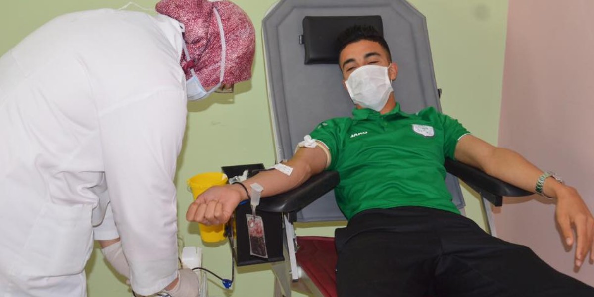 صورة فريق الدفاع الحسني الجديدي ينخرط في حملة إنسانية للتبرع بالدم