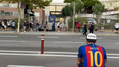صورة أنصار برشلونة يتجمهرون أمام مقر النادي