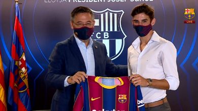 صورة في حضور بارتوميو.. برشلونة يقدم مهاجمه الجديد ترينكاو