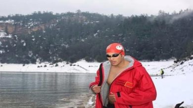 صورة بطل مغربي يسبح في المياه الجليدية ويحطم رقما قياسيا