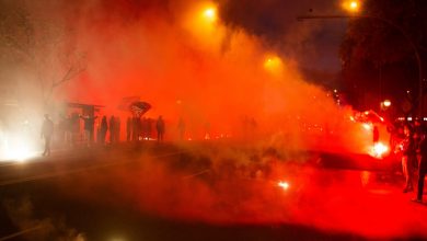 صورة ألعاب نارية وأهازيج صاخبة.. جماهير برشلونة تحتشد بجانب فندق إقامة باريس سان جيرمان- فيديو
