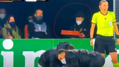 صورة في لقطة مثيرة.. موصل البيتزا يظهر فجأة في ملعب أثناء مباراة لـ”يوروبا ليغ”