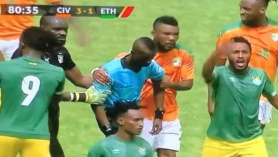 صورة في واقعة غريبة.. حكم مباراة الكوت ديفوار وإثيوبيا ينهي اللقاء في الدقيقة 80
