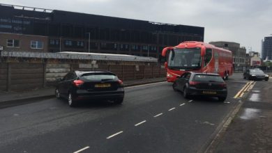 صورة جماهير مانشستر يونايتد تعترض حافلة ليفربول وتفرغ إطاراتها- فيديو