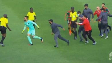 صورة لاعبو مولودية الجزائر يهاجمون الحكم جوشوا بعد نهاية مباراة الوداد -فيديو
