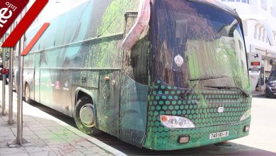 صورة كُسور وطلاء يشوهها.. “فيديو” لحافلة الرجاء بعد تعرضها لهجوم  من محسوبين على أنصاء الجيش الملكي