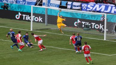 صورة في مباراة حازت على اهتمام العالم.. فنلندا تنتصر على الدنمارك بـ”اليورو”- فيديو