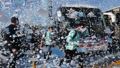 صورة بالمئات..أرجنتينيون يستقبلون رفاق ميسي ويلاحقون الحافلة بالدراجات- فيديو
