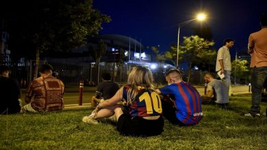 صورة بعد رحيل ميسي.. جماهير برشلونة تحتشد أمام ملعب “الكامب نو” -صور