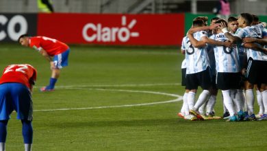 صورة معاقبة حكمين استخدما سترة صفراء لإدارة مباراة تشيلي والأرجنتين -فيديو