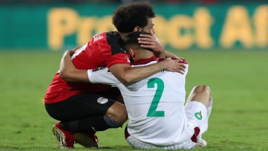 صورة بعد إقصاء المنتخب الوطني.. الروح الرياضية تسود بين المغاربة والمصريين