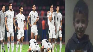 صورة مصريون يطالبون لاعبي منتخبهم بدقيقة صمت قبل انطلاقة مواجهة السنغال في نهائي أمم إفريقيا