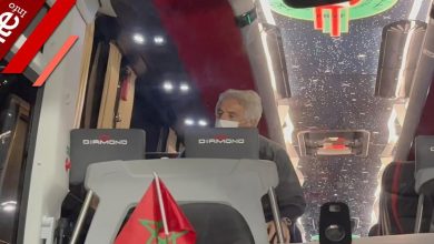 صورة بحسرة بادية على العناصر الوطنية.. عودة المنتخب المغربي إلى أرض الوطن- فيديو