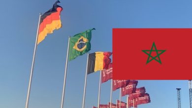 صورة بحضور المغاربة وترديد النشيد الوطني.. رفع العلم الوطني في كورنيش الدوحة بعد التأهل للمونديال- فيديو