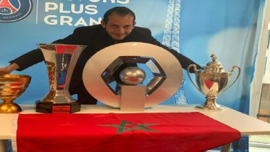 صورة مشجع مغربي يهدي رئيس باريس سان جيرمان هدية فاخرة -صورة