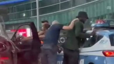 صورة الشرطة الإيطالية تلقي القبض على أحد لاعبي ميلان- فيديو