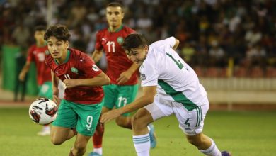 صورة الهداف السابق للأسود يدعم المنتخب المغربي لأقل من 17 سنة أمام الجزائر- صورة