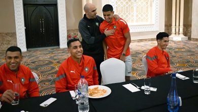 صورة الركراكي يقدم أنس زروري للاعبي المنتخب المغربي