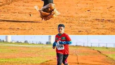 صورة طفل يركض بدون حذاء في مسابقة وطنية تثير أسف المغاربة