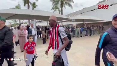 صورة جماهير الوداد تستقبل اللاعبين في مطار محمد الخامس وتتغنى بآرسين زولا- فيديو