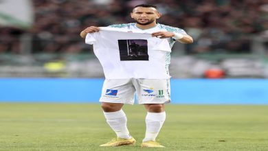 صورة بالصور: تصرف إنساني من لاعبي ومدرب الرجاء بعد الفوز على نهضة بركان