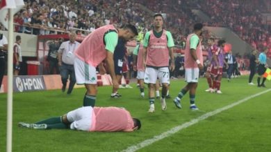 صورة إصابة لاعب بسبب شهاب صناعي توقف مباراة أولمبياكوس وباناتينايكوس بالدوري اليوناني
