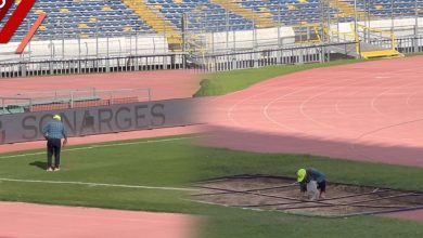 صورة كاميرا “سيت أنفو” ترصد شخصا ينثر الرمل على أرضية الملعب قبل انطلاق مباراة الرجاء والفتح الرباطي- فيديو