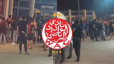 صورة مشجعون للترجي يحاصرون جماهير الوداد واللاعبين في ملعب “رادس”