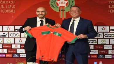 صورة لقجع يحتفل مع لاعبي الأسود بالانتصار على تنزانيا -فيديو