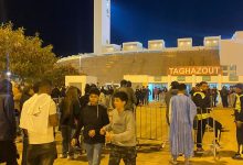 صورة في أجواء رمضانية مثيرة للإعجاب.. إقبال جماهيري كبير على ملعب “أدرار” لمتابعة مباراة المغرب وموريتانيا- صور