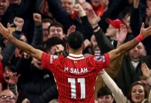 صورة المصري محمد صلاح قريب من مجاورة نجم المنتخب المغربي